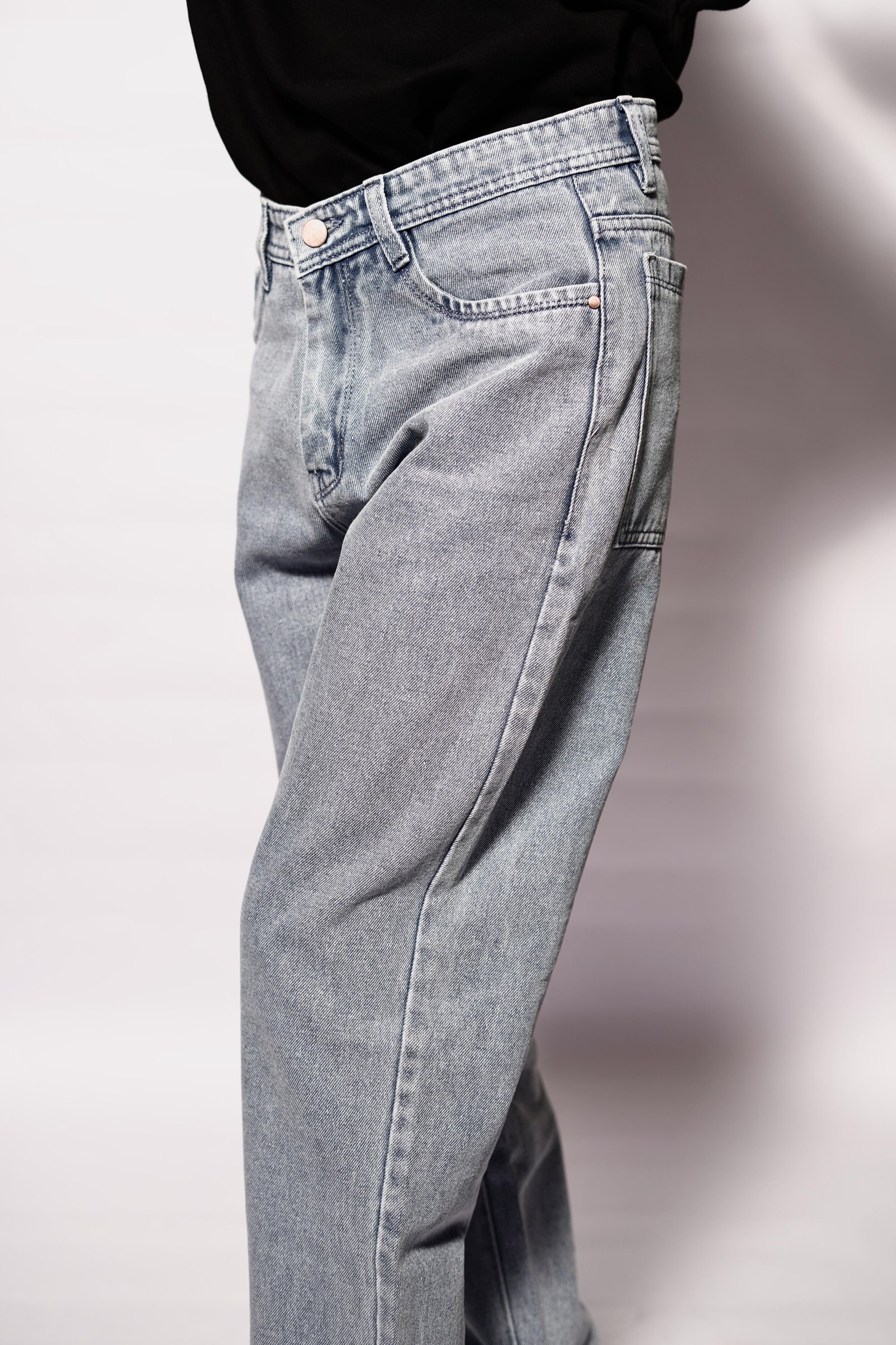 Everyday Relaxed Fit Jeans – Light Stone Wash